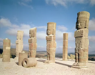 Die atlantischen Säulen auf der Spitze von Pyramide B, präkolumbisch